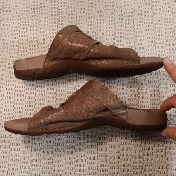 Taos women's 'Gift 2' sparkly ruched leather thongs flip flops sz 12 - Picture 5 of 13